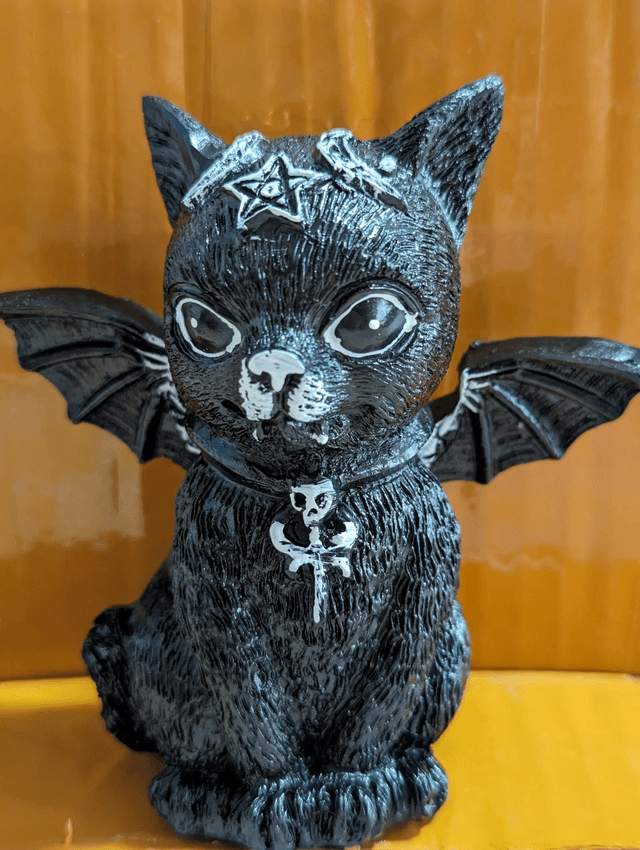 Figurine chat ailes