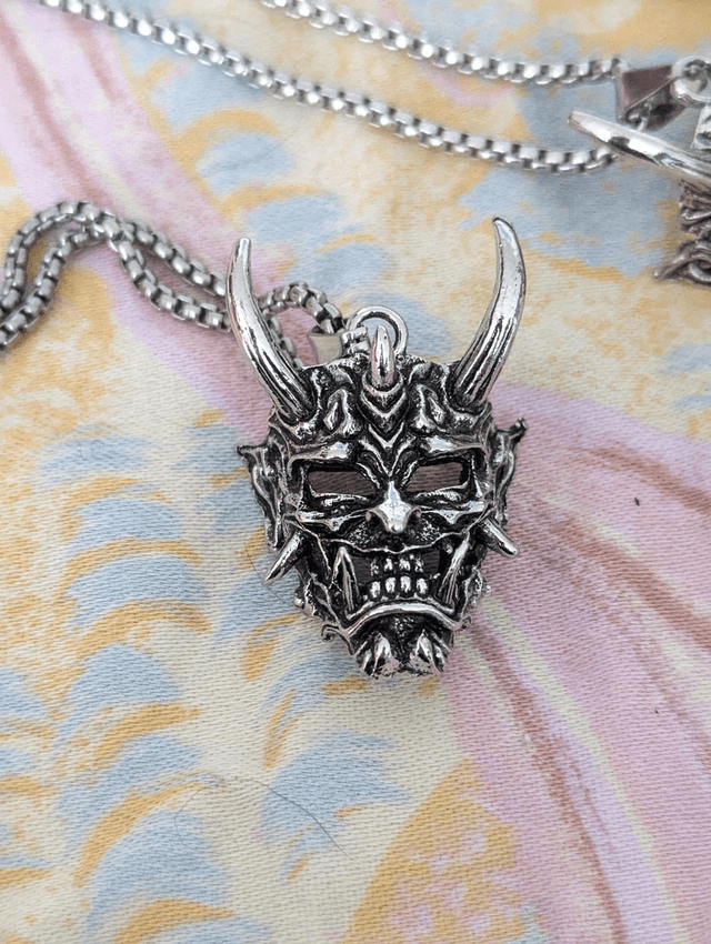 Pendentif démon masque
